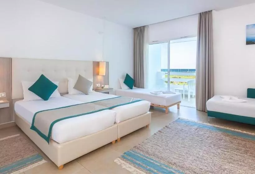 اتاق استاندارد چهار تخته با چشم‌انداز دریا, Nour Congress & Resort
