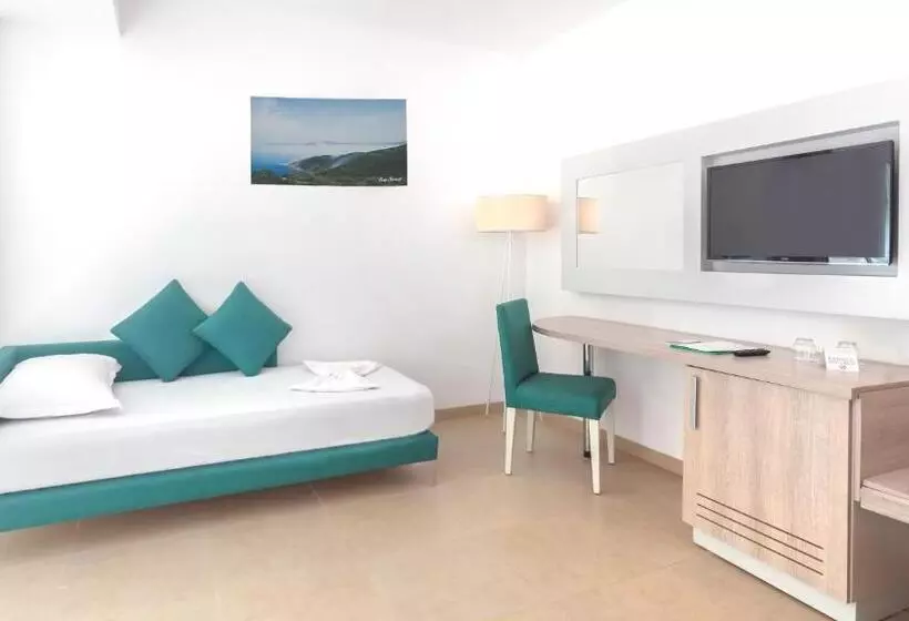 اتاق استاندارد چهار تخته با چشم‌انداز دریا, Nour Congress & Resort