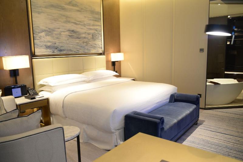 身障者適用キングサイズベッドルーム, Hampton Inn & Suites Grand Forks