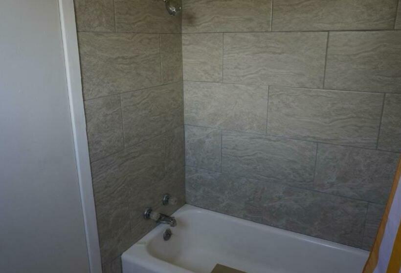 غرفه قياسيه سريرين مزدوجين, Budget Inn Malvern