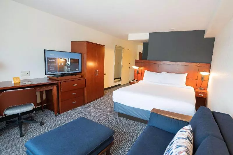 キングサイズベッドのスタンダードルーム, Courtyard By Marriott Philadelphia Springfield
