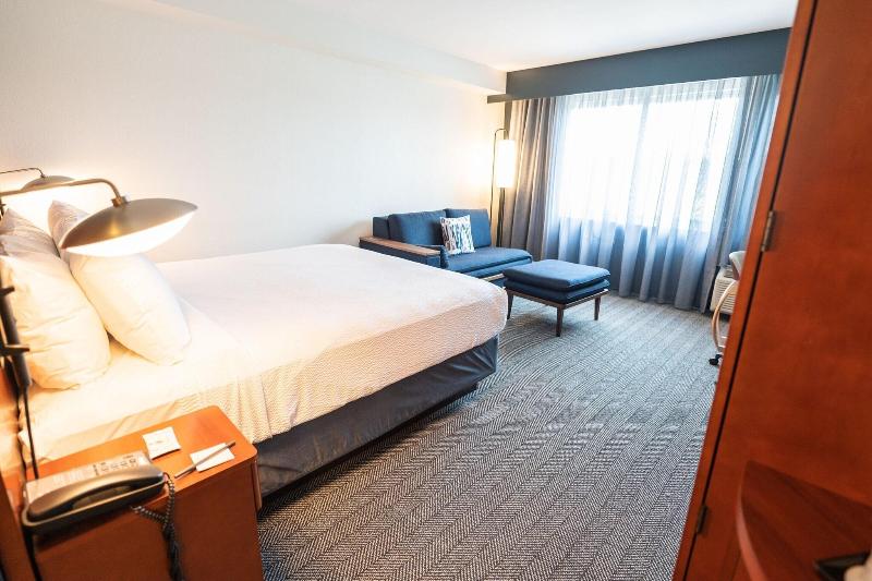 带大床的标准间, Courtyard By Marriott Philadelphia Springfield