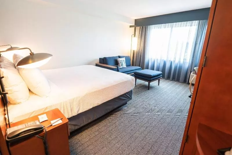 キングサイズベッドのスタンダードルーム, Courtyard By Marriott Philadelphia Springfield