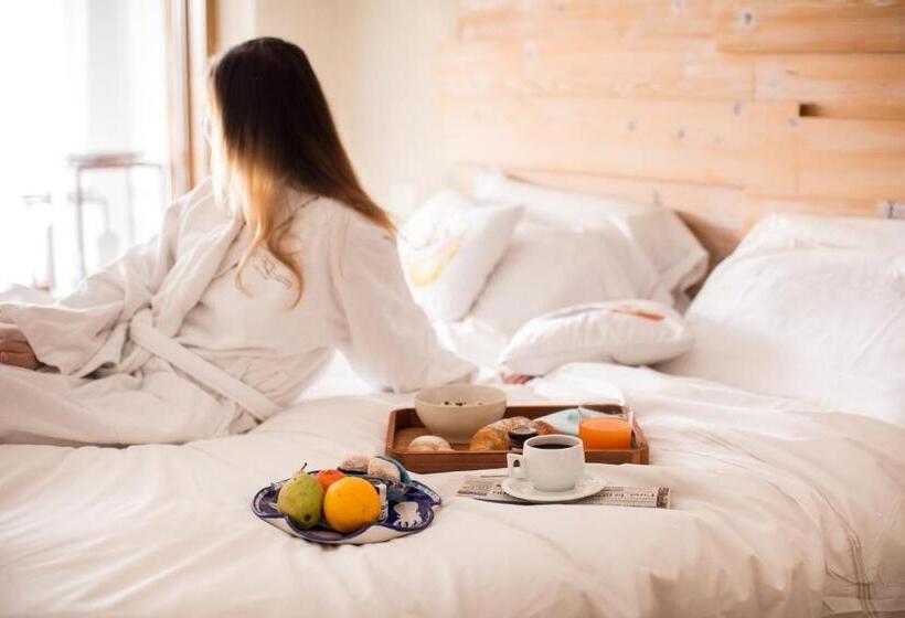 Классический Номер, Laqua By The Sea