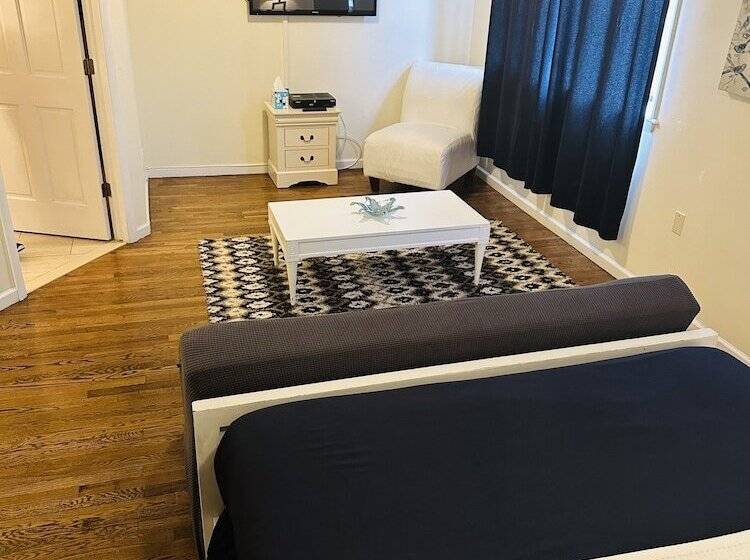 Junior Suite, Long Beach