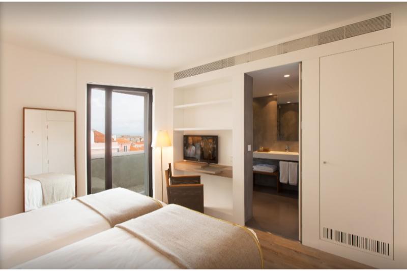 Pokój Standard z Tarasem, Memmo Alfama   Design Hotels