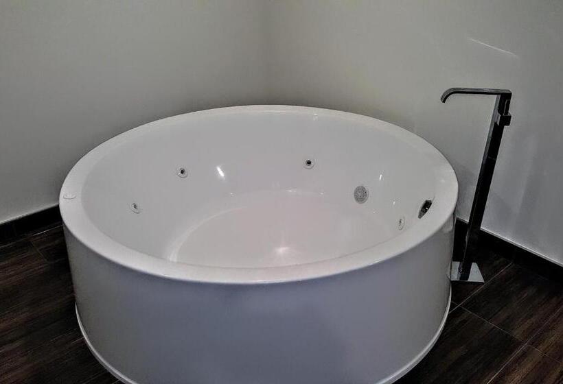 جناح مطلّ علي حمام السباحة, Xilo Glendale