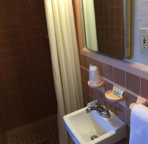 חדר בסיסי, Dolphin Inn