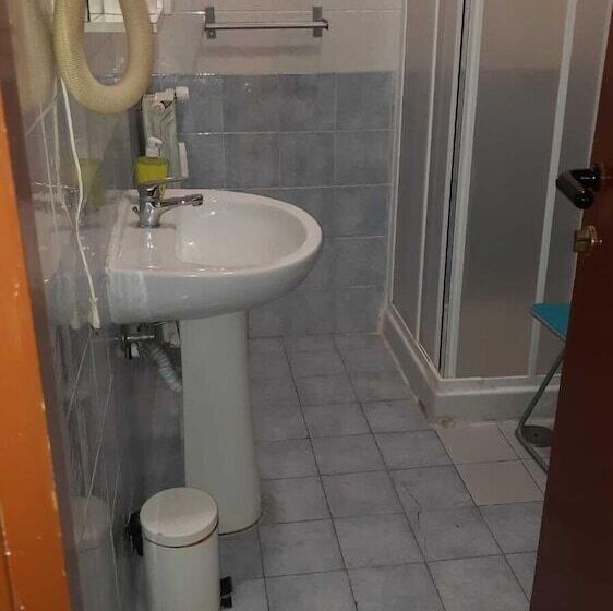 اتاق استاندارد سه تخته با سرویس بهداشتی مشترک, Gialel B&b