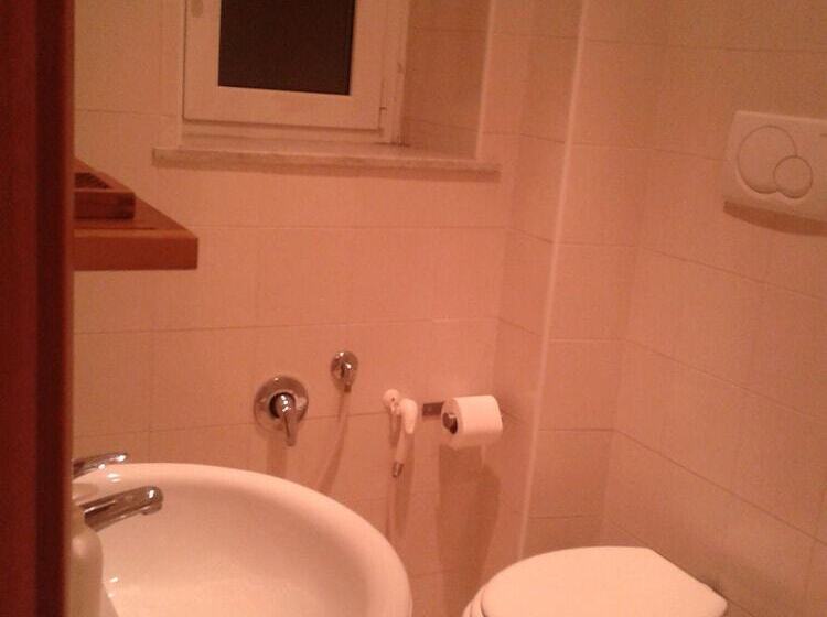 اتاق استاندارد سه تخته با سرویس بهداشتی مشترک, Gialel B&b