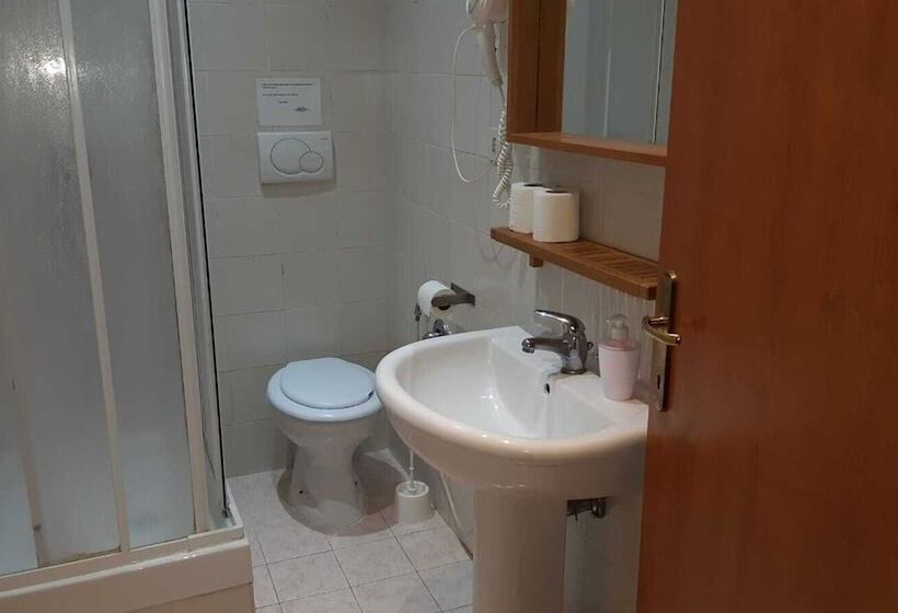 اتاق استاندارد سه نفره, Gialel B&b