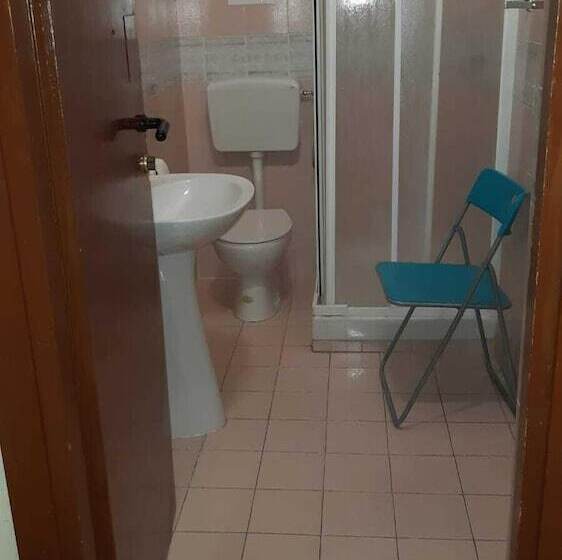 اتاق استاندارد چهارنفره با سرویس بهداشتی مشترک, Gialel B&b