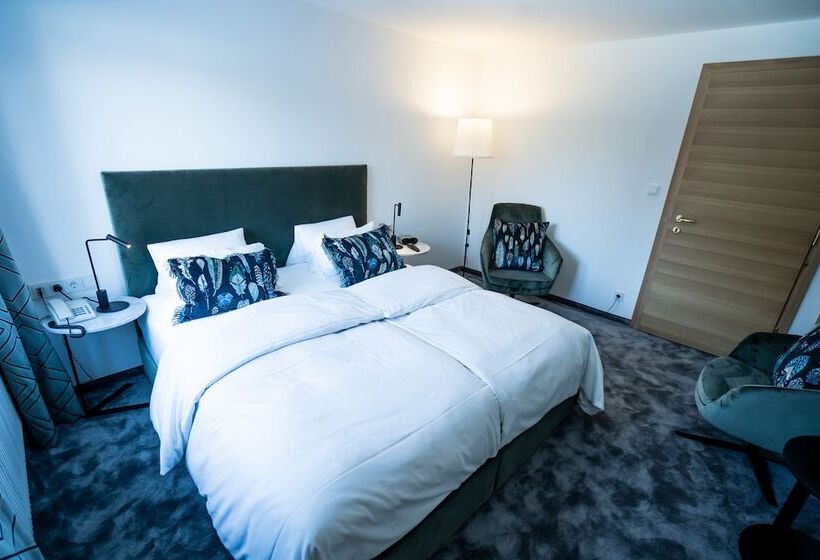 Номер Стандарт, Christina