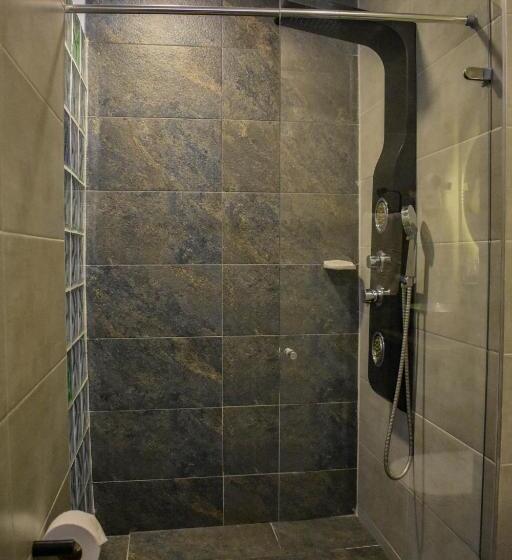 سوییت جونیور, Cora 96 Street Apartments