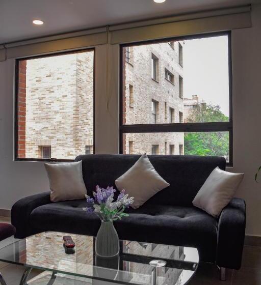 سوییت جونیور, Cora 96 Street Apartments