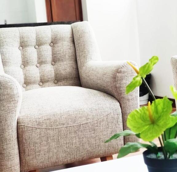 سوییت دوبلکس, Cora 96 Street Apartments