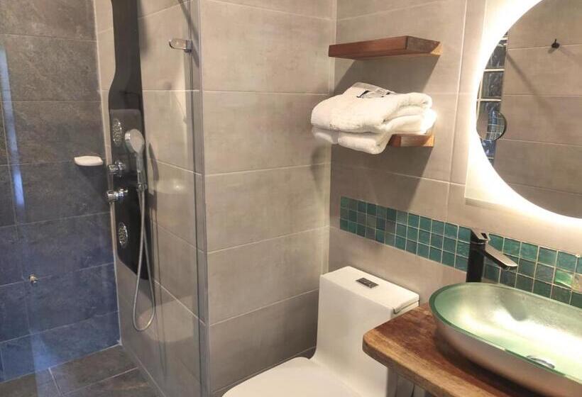 سوییت جونیور, Cora 96 Street Apartments