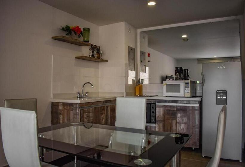 سوییت جونیور, Cora 96 Street Apartments