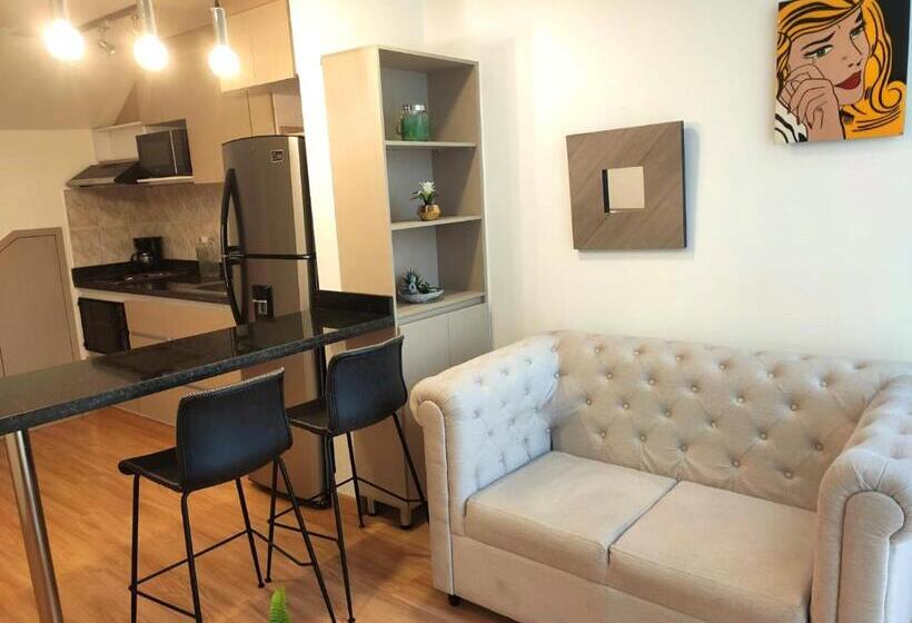 سوییت دوبلکس, Cora 96 Street Apartments
