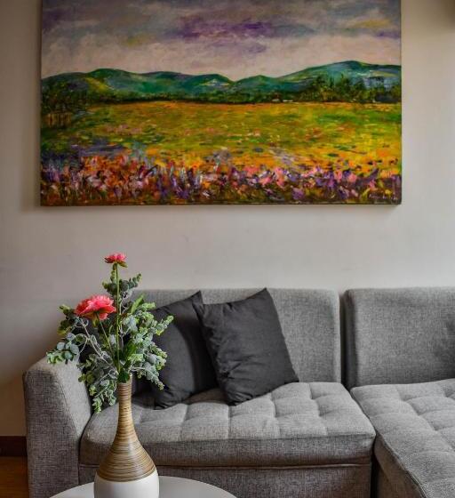 سوئیت مدیریتی 2 خوابه, Cora 96 Street Apartments