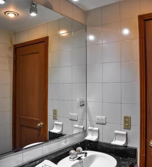 سوئیت مدیریتی 2 خوابه, Cora 96 Street Apartments