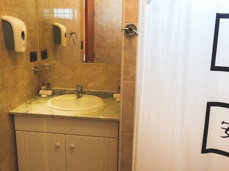 高级三人间, Iorana Tolache