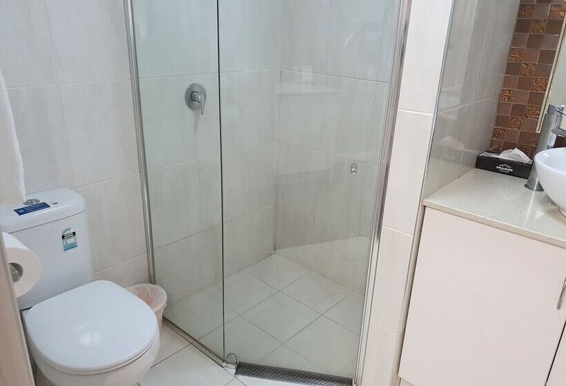 סוויטה משפחתית, The Aston Motel Tamworth