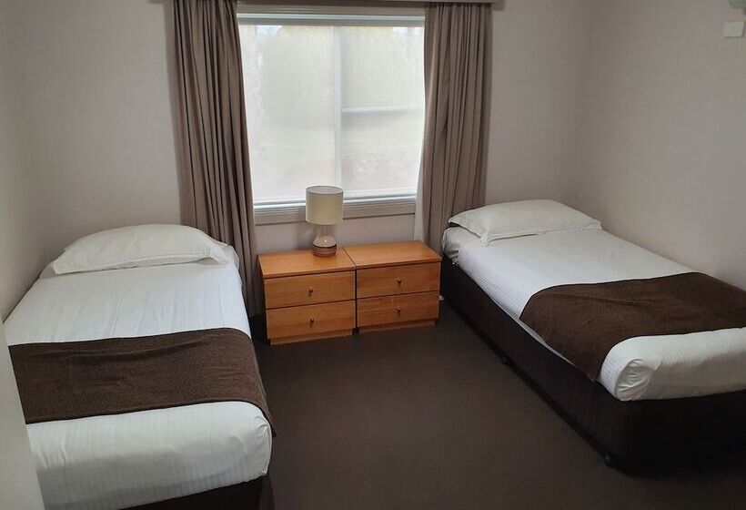 جناح عائلي, The Aston Motel Tamworth