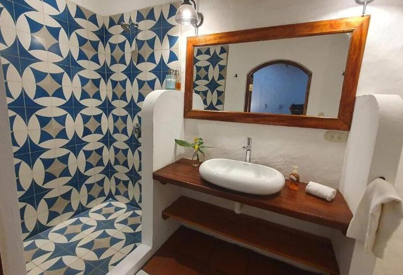 اتاق لوکس با تخت بزرگ, Boutique Hotel Secret Garden Granada