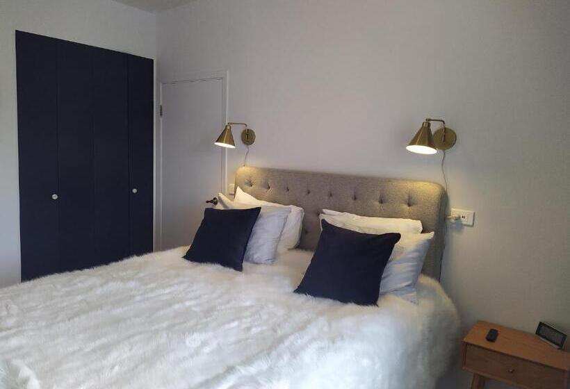 اتاق لوکس با بالکن و چشمانداز دریا, Flateyri Guesthouse