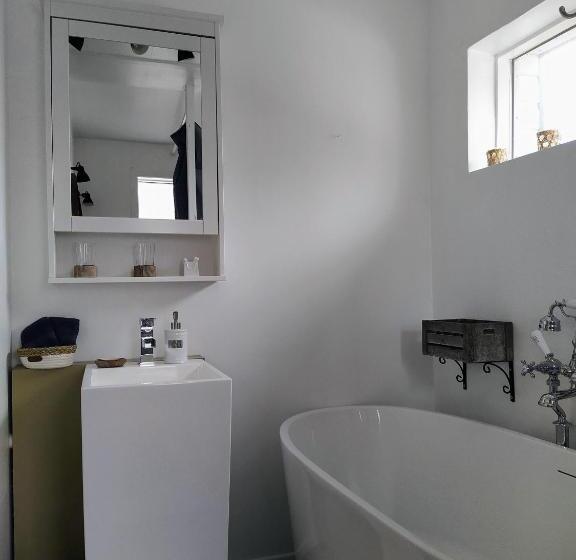 اتاق لوکس با بالکن و چشمانداز دریا, Flateyri Guesthouse