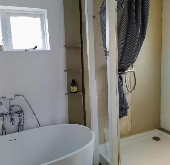اتاق لوکس با بالکن و چشم‌انداز دریا, Flateyri Guesthouse