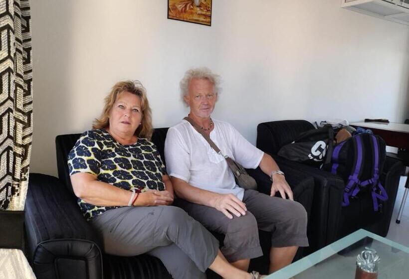 إستديو عائلى, Paradise Villa