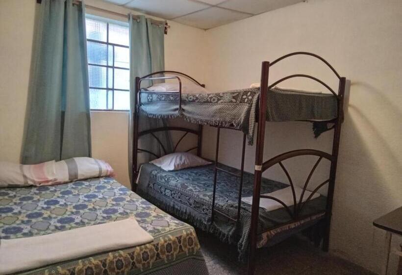 اتاق چهار تخته با دستشویی مشترک, Huellas Hostal Antigua