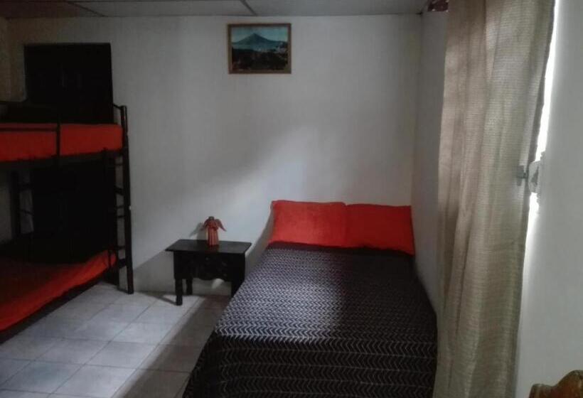 اتاق چهار تخته با دستشویی مشترک, Huellas Hostal Antigua