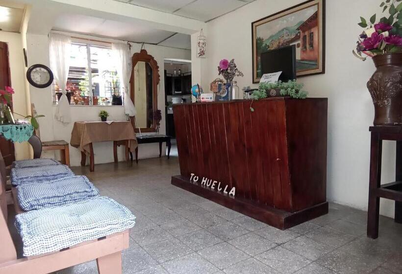 اتاق خانوادگی, Huellas Hostal Antigua