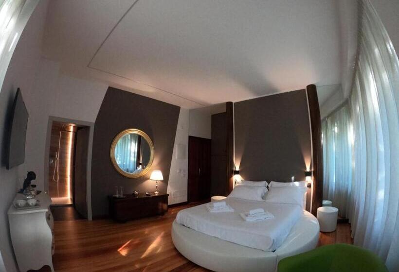 סוויטת ג'וניור עם מרפסת, La Villa Charme & Pleasure