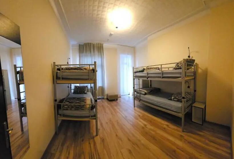 تختخواب در اتاق مشترک, Mr Jo’s Hostel