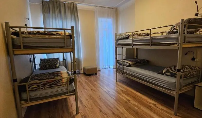 تختخواب در اتاق مشترک, Mr Jo’s Hostel