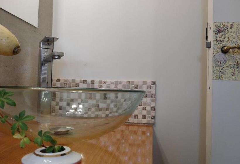 اتاق استاندارد, Entre Nous