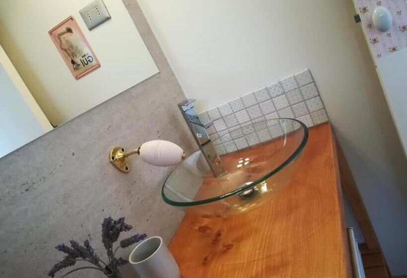 اتاق استاندارد, Entre Nous