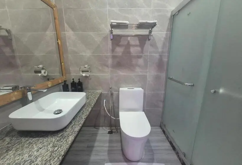 اتاق لوکس با بالکن, Aasna Inn