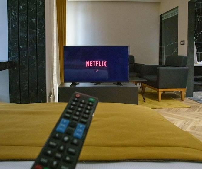 اتاق لوکس, Ador