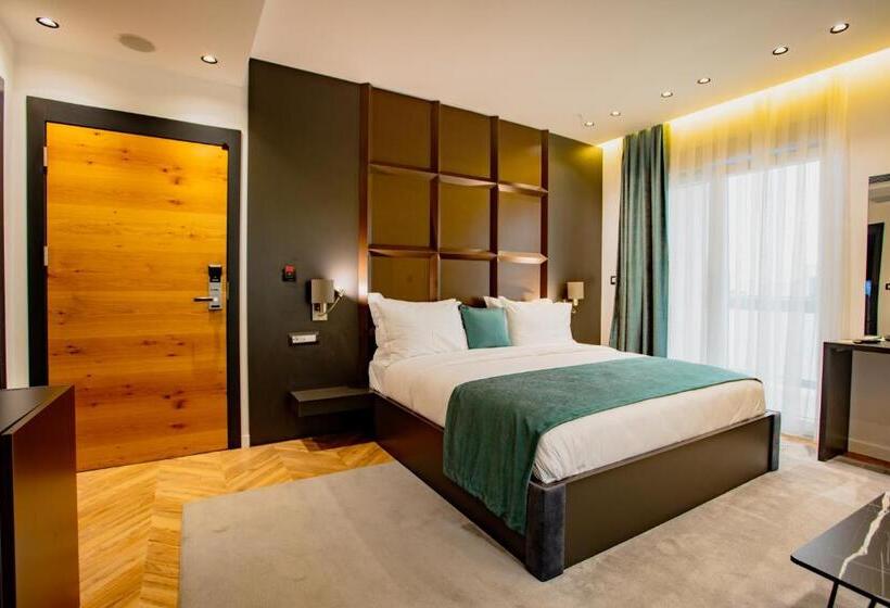 اتاق لوکس, Ador