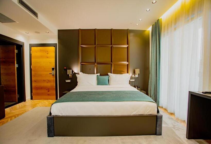 اتاق لوکس, Ador