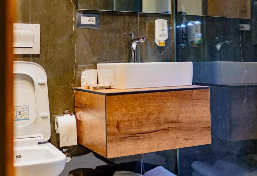 سوییت خانوادگی, Ador