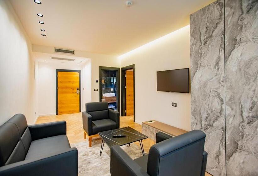 سوییت خانوادگی, Ador