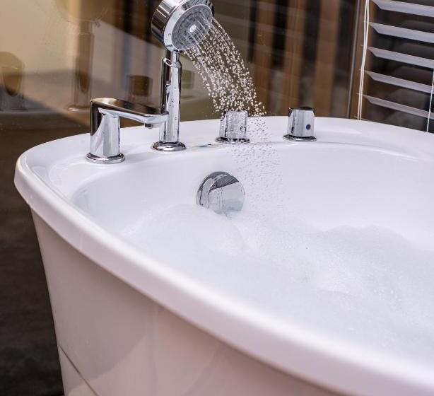 سوییت لوکس, Ador