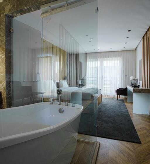 سوییت لوکس, Ador