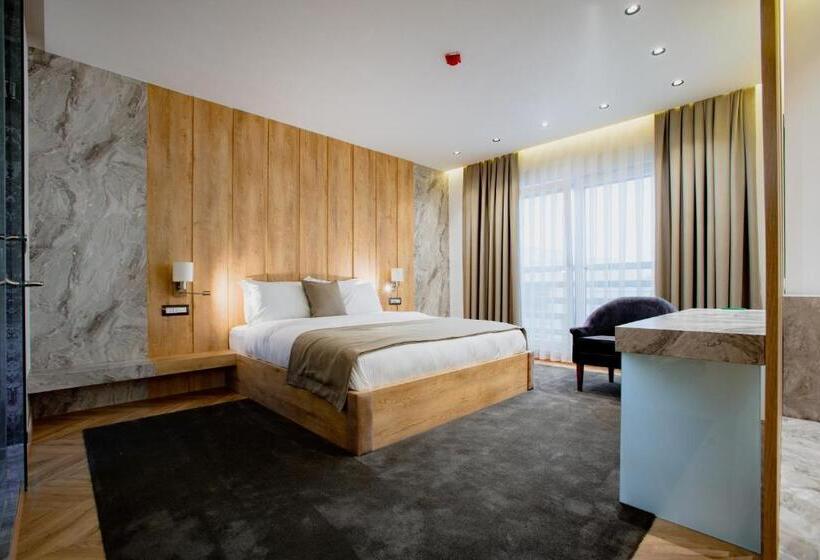 سوییت لوکس, Ador